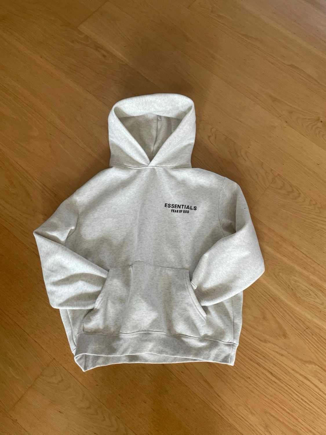Grå Essentials Fear of God hoodie