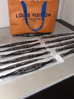 ( 2 för 90kr) Svart silvrig leather armband från diesel ( köp 2 för 90)  - (!!Köp 2 för 90kr!!).                                     Coolt svart leather armband från Diesel med flätad design och metallplatta där märket är ingraverat. Armbandet har detaljer i metall och en stilren, modern look som passar perfekt till din outfit. Säljs i originalförpackning.