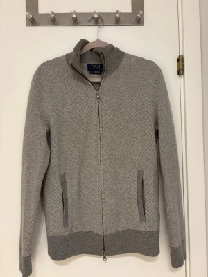 Ralph lauren zip - storlek s men passar xs| skick 9,5/10 som ny| Väldigt skönt material|Pm för mer info eller bilder!