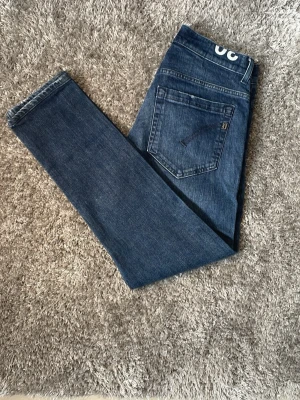 Dondup George - Säljer dessa riktigt snygga dondup jeans! Färgen är väldigt snygg och jeansen är i mycket bra skick! Storlek 29, hör av er vid minsta fundering!
