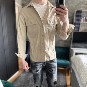 Overshirt  - Mycket bra skick,  skrynklig! Passar dig som är mellan 175-185cm ungefär. Modellen är 185 cm, 75kg. Passar bra nu till våre! Skriv för mer information!🤝