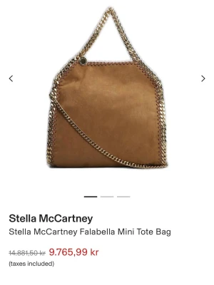 Brun Falabella Mini Tote från Stella McCartney - Snygg brun Falabella Mini Tote Bag från Stella McCartney med guldfärgade kedjedetaljer och axelrem.  Älskar denna väska och den funkar till allt! Den har ett litet hål på ena sidan men det syns inte om man inte kollar nära, men därav sänker jag också priset ganska mycket!🤗 ÄKTA!!!