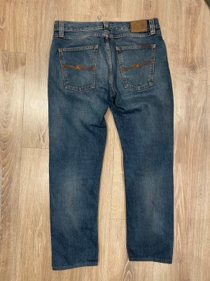 Nudie jeans W34 L32 - Nudie jeans i nyskick.                                                    Sitter som W34 L32                                                                            Passformen heter Steady Eddie som är en rak passform och efter frågad. (straight).                       Midja 46 cm x 2   ,   104 cm  total längd