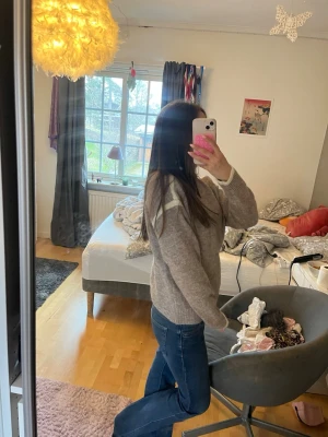 Beige stickad tröja med vita detaljer🥰 - Mysig beige stickad tröja med vita detaljer vid ärmslut och halsringning. Tröjan har en rak passform och långa ärmar, perfekt för kyliga dagar. Enkel och stilren design som passar till det mesta.🥰