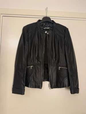Svart skinnjacka Gerry Weber - Svart skinnjacka från Gerry Weber. Använd en gång.