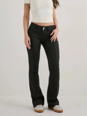 Nelly byxor - Snygga svarta bootcut jeans med låg midja. Jeansen är helt oanvända.