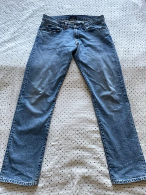 Polo Ralph Lauren straight jeans 33/34 - Jeans från Polo Ralph Lauren i modellen Hampton Straight. Storlek 33/34.  Använda fåtal gånger och är därav i nyskick. Nypris cirka 2 000 kr.