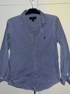 Randig skjorta från Ralph Lauren - Riktigt go raffe skjorta, storlek S på denna skjorta. Nästan aldrig använd tror jag använt den 1-2 gånger om inte alls. Skriv via intresse så kan pris diskuteras