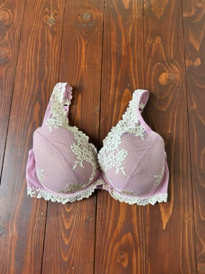 Rosa intimissimi bh  - Rosa Bh från intimissimi i storlek 80D. Sparsamt använd!