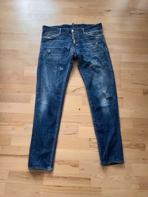 Blå slitna jeans från Dsquared2 - Köpte dessa jeansen lite mindre än ett år sen men har inte använt dom mycket, 4-5 gånger. Det finns inga konstigheter eller defekter. Köpte dom second hand, det förklarar varför jag säljer dom billigt samt har jag slarvat bort kvittot.