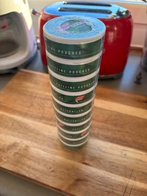 Fuzion Caffeine Pouches Watermelon - Säljer flera burkar Fuzion Caffeine Pouches med smak av vattenmelon. Burkarna är gröna med vitt lock och innehåller portionspåsar med koffein. Perfekt för dig som vill ha en energikick utan att dricka kaffe eller energidryck. Förvaras välkyld. Bäst före 2027