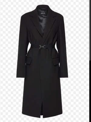 Kappa  - Stilren svart lång rock från Mango med markerad midja och bälte med metallspänne. Det står xs men passar S bättre