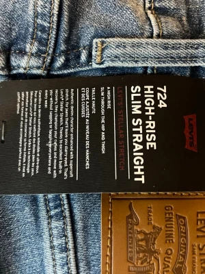 Levi's ljusblå raka jeans - Ljusblå jeans från Levi's med klassisk femficksmodell och raka ben. Jeansen har en snygg tvättad look med subtila slitningar och silverfärgade nitar. Tillverkade i bomullsdenim och har den ikoniska röda Levi's-lappen på bakfickan.