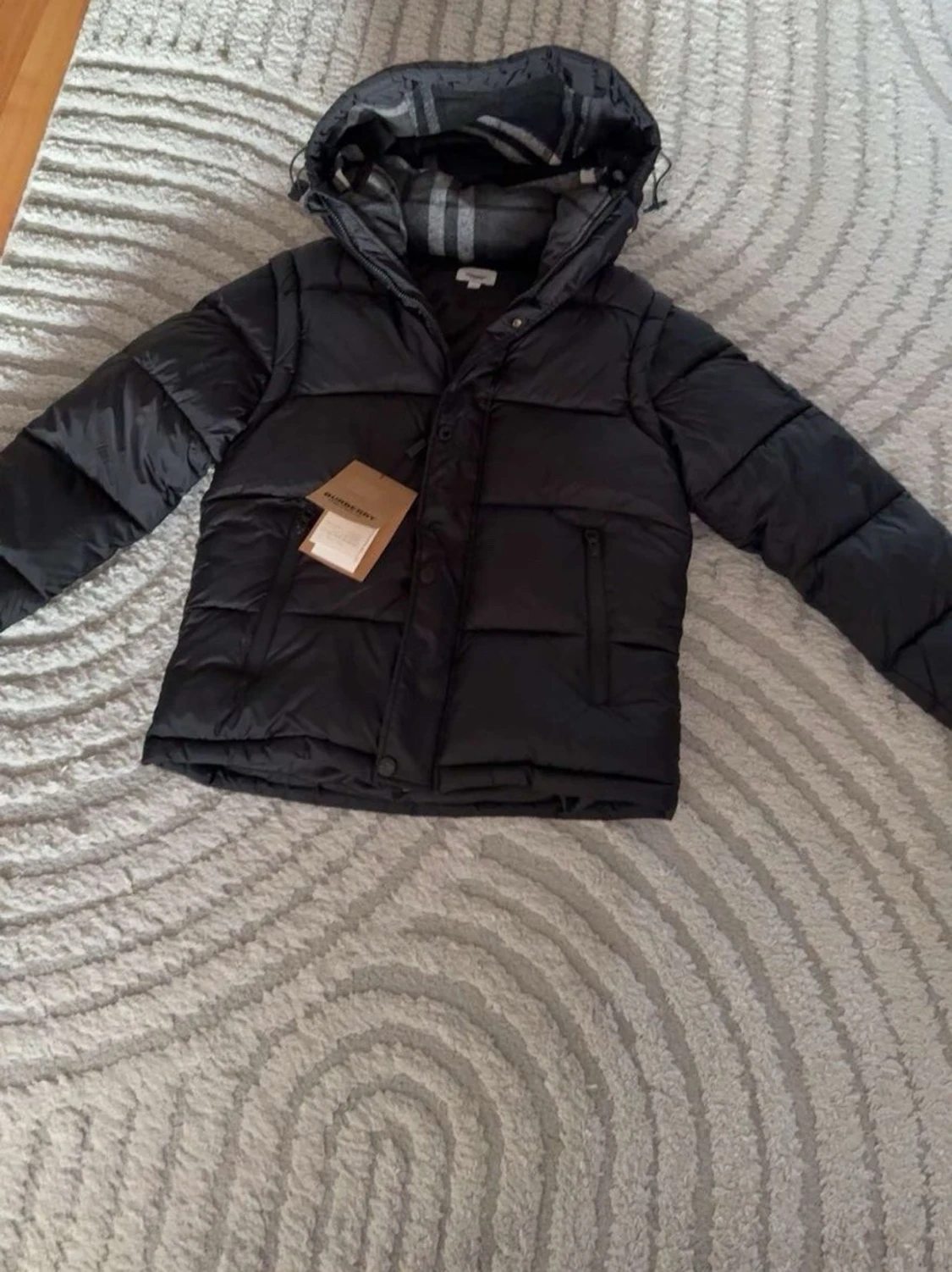 Svart dunväst med avtagbar huva