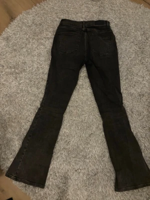 Svarta bootcut jeans - Säljer ett par svarta bootcut jeans med låg midja💕