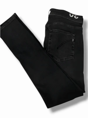 Dondup Konor - Snygga svarta jeans från Dondup modellen Konor. Perfekta för dig så gillar casual jeans till vardagen. Priset är inte hugget i sten så kom med bud! 