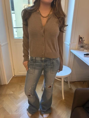 Ljusblå slitna bootcut jeans - tunn och från h&m 
