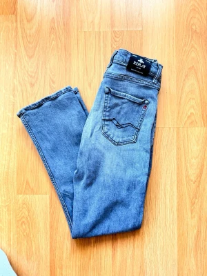 Gråa raka jeans från Replay - Snygga blå jeans från Replay! Bra skicka och inte mycket använd.                                                                           Storlek: 158 14A typ som W28 L30.                                   Modell: Thad                                                                     Skick: Väldigt bra, knappt använd.                                                      Färg: Grå