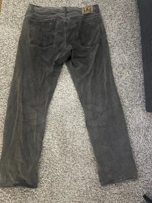 Sweetsktbs jeans - Sweetsktbs jeans storlek 32, lite bredare mycket bra skick