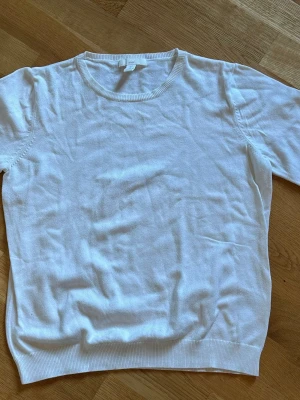 Vit top HM Basic - Vit kortärmad stickad top från HM Basic.