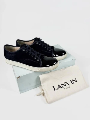 Lanvin cap toe skor - | Säljer ett par Lanvin cap toe sneakers i riktigt bra använt skick | Storlek: 46/UK12 | Box & dustbag ingår | Hör av dig vid frågor eller funderingar