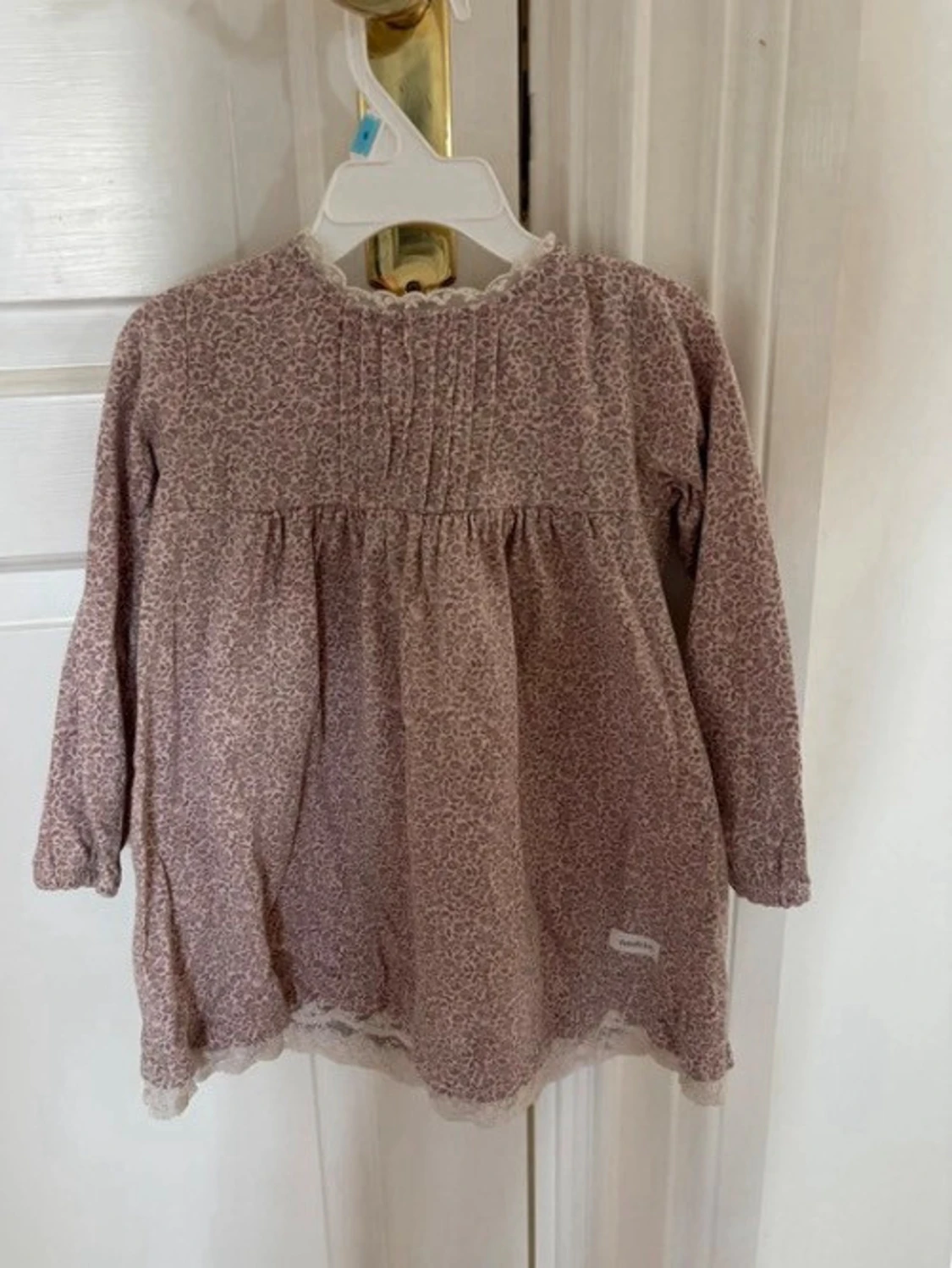 Ljusrosa blommig klänning med spets