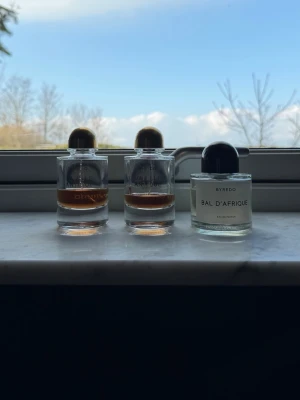 Byredo parfymer - Säljer nu mina 3 Byredo parfymer, 1x Bal D’Afrique och 2x Vanille Antique. Vid köp av Bal D’Afrique ingår låda. Hör av er om ni har nån fråga! Priset gäller vid köp av alla 3