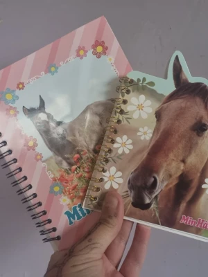 Skrivböcker! - Säljer två oanvända skriv/rita böcker från Min Häst!🫰 Ena har en buckel på baksidan (se bild 3) men annars i nytt skick!☺️❤️ Hör av dig vid intresse! 