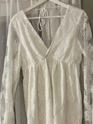 Vit supersöt klänning - Perfekt inför kommande student och avslutningar! Köptes förra året och har endast kommit till använding på en skolavslutning💝kom privat för bilder eller frågor! Säljs inte längre på hemsidan!