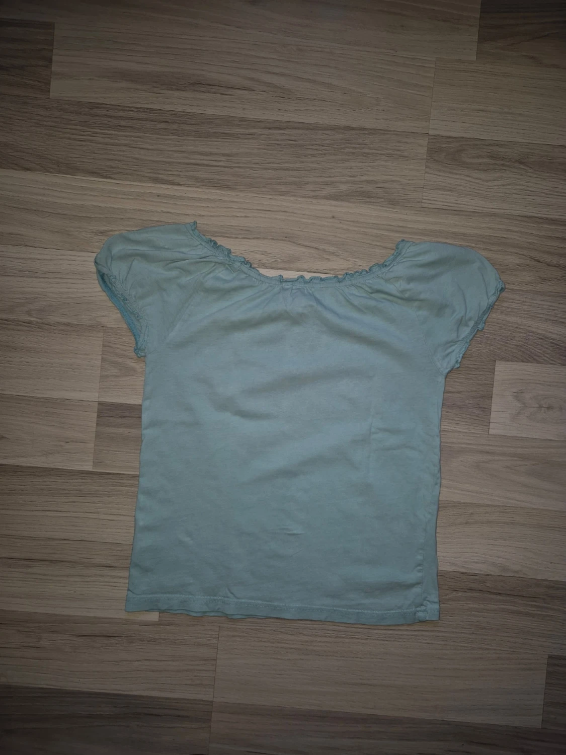 Ljusblå topp med volangkant - 1