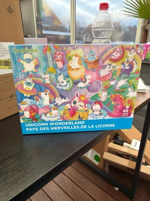 Unicorn Wonderland pussel 48 bitar - Färgglatt pussel från Quokka med enhörningstema. Motivet visar flera söta enhörningar i olika färger och fantasifulla miljöer. Pusslet består av 48 bitar och har en lekfull och drömsk design, perfekt för dig som gillar magiska motiv och pyssel.
