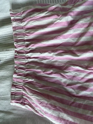 Randiga pyjamasshorts från H&M - Söta shorts för barn! Ca 7 år❤️