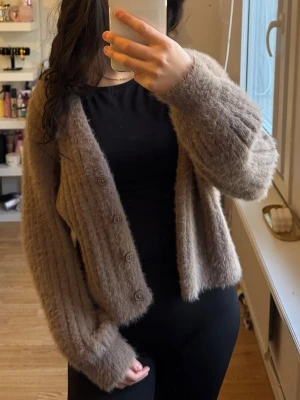 Beige fluffig kofta från NA-KD - Mysig beige kofta från NA-KD i fluffigt material. 