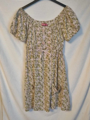 Klänning - Grön, rosa blommig kort klänning i storlek L från Rut m.fl. Fint skick.