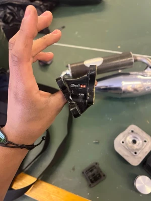 Svart reedventil till moped - Säljer en svart reedventil från Stage6 till moped. Ventilen är tillverkad i metall och plast och har flera monteringshål. Perfekt för dig som vill trimma eller byta ut delar på din moppe. Passar till flera olika modeller.