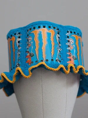 Virkad ölhatt Monster Energy energidryck  - Unik virkad ölhatt med Monster.  Virkad i 100% bomull. Passar upp till ca 60cm.  Vissa burkar kan ha mindre repor eller bucklor, vilket tyvärr kan uppstå under tillverkningen av hattarna. Insidan av burkarna slipas efter hålen tagits för att undvika vassa kanter. Därför kan det ibland finnas lite slipmärken, men det är inget som stör eftersom det är på insidan av hattarna.  Färger kan variera något beroende på skärminställningar.