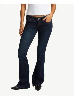 True Religion Jeans  - Säljer ett par mörkblå bootcut jeans från True Religion som är lågmidjade i modell Joey. De har speciella fickor med snygga mönster. Skriv för fler bilder eller frågor 💓