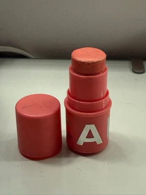 Krämrouge stick från Milk Makeup - Säljer blush stick från Caia, den är använd till hälften!!!!