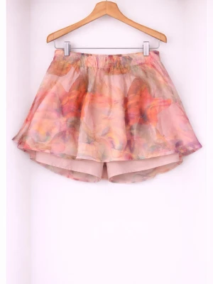 Pastellfärgad skort med blommigt mönster - Supersöt skort med flowy kjoldel i pastelliga toner av rosa, orange och lila. Har ett transparent, blommigt ytterlager och shorts under. Resår i midjan för skön passform. Perfekt för dig som vill ha kjol-looken men ändå känna dig bekväm.
