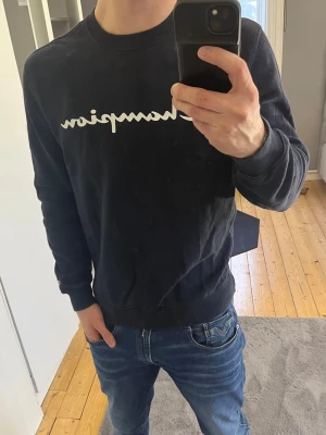 Mörkblå Champion sweatshirt - Säljer denna då den aldrig använts tyvärr. Sjukt behaglig och mjuk i tyget! Passar bra på M. Vill du har fler bilder eller frågor hör gärna av dig! 