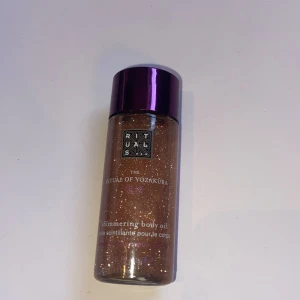 Rituals The Ritual of Yozakura body oil - Shimmering body oil från Rituals, The Ritual of Yozakura. Oljan har en skimrande, gyllene ton och kommer i en genomskinlig plastflaska med lila metalliclock. Perfekt för att ge huden extra glow och lyster. Doftar jättegott. Den är liten eftersom jag köpte det i ett set.