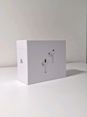 Apple AirPods Pro 3 trådlösa hörlurar - Säljer ett par Apple AirPods Pro 3 i originalförpackning. Vita, stilrena in-ear hörlurar med ikonisk design och laddningsetui. Perfekta för dig som vill ha grymt ljud, brusreducering och smidig anslutning till iPhone eller andra Apple-enheter.