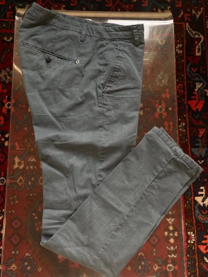 Dondup chinos - Snygga grå chinos från Dondup, tillverkade i Italien. Det är en typisk passform för dondup (något smalare i ankeln och lite mer utrymme vid låren/midjan. Materialet känns mjukt och lätt, perfekt för sommaren. Nypris: ca 3 000kr 