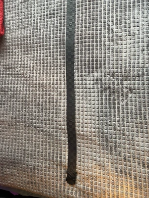 Svart L V bälte  - Snyggt svart bälte från L V med klassiskt rutmönster och stor L V-logga i metall på spännet. Bältet har en stilren och modern look som passar till många outfits. Perfekt accessoar för dig som gillar exklusiva detaljer.