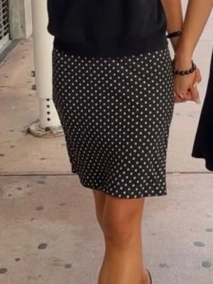 Prickig kjol brandy Melville  - Knälång kjol från brandy🖤 prislappen är kvar och helt oanvänd! Oneaize, passar mig som har S