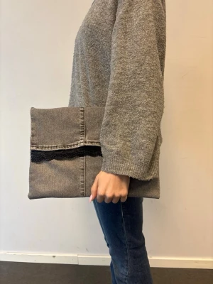 Datorfodral 💙 - Grått datorfodral av återvunna jeans med filt och silke inuti, svart spets och magnetisk knapp!💙 Fodralet är ca 37x27 cm🌟