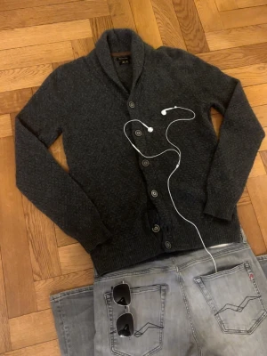 Massimo dutti cardigan  - Grym kvalité förutom en av knapparna som är sönder, går så klart att byta väldigt lätt. Storleken är S, men kolla måtten så att den passar dig :)  Mått -|-  Axel: 40 cm  Längd: 70 cm  Bröst: 51 cm  Arm: 70 cm   Leverans sker dagen efter. Bara att skriva om du har några frågor :) 