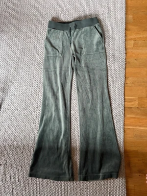 Gröna juicy couture byxor - Gröna juicy couture byxor med lite utsvängda ben. Storlek S
