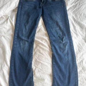 Blå bootcut jeans från LTB - Snygga blå bootcut jeans från LTB, modell Valerie. Jeansen har klassisk femficksdesign, kontrastsömmar och bälteshällor. Materialet är denim med lätt slitning på låren och knäna för en avslappnad look.