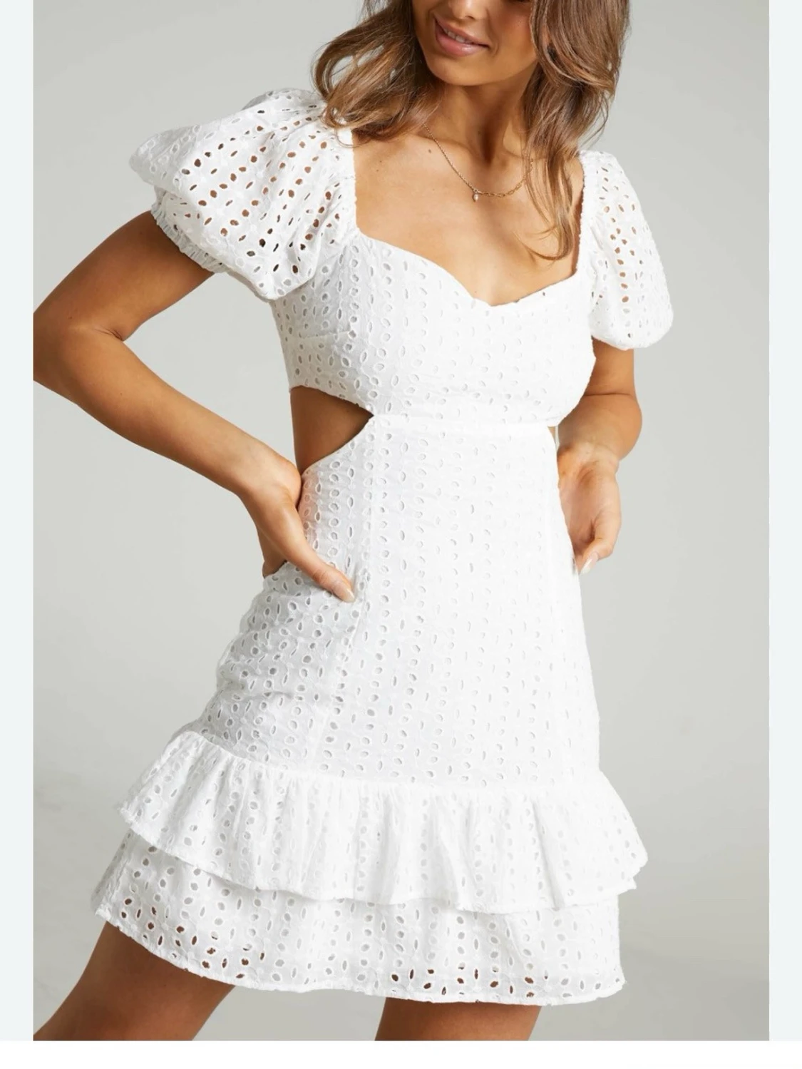 Vit kort klänning med puffärm